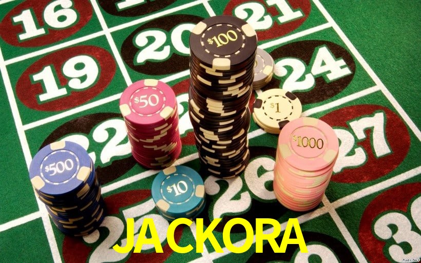 Escena dinámica inspirada en casino con iluminación JACKORA, cartas, fichas e íconos de juegos digitales en un espacio moderno de juegos.